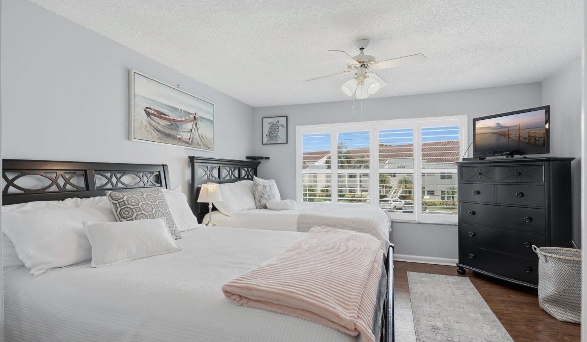 bedroom featuring two queen beds